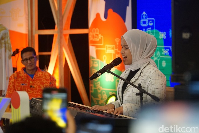 Putri Ariani sepanggung dengan Menparekraf Sandiaga Uno di Rita Supermall Purwokerto, Banyumas, Minggu (11/6/2023).