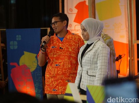 Putri Ariani sepanggung dengan Menparekraf Sandiaga Uno di Rita Supermall Purwokerto, Banyumas, Minggu (11/6/2023).