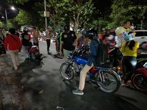 Dibantu Polisi Hidupkan Motornya yang Mogok, Pemuda Ini Malah Minta Ampun