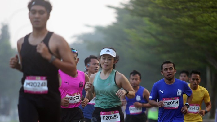 RIbuan Pelari Ramaikan Lazada Run 2023 di ICE BSD Sejumlah pelari saling berlomba saat mengikuti lomba lari Lazada Run Indonesia 2023 di ICE Serpong, Tangerang, Banten, Minggu (11/6/2023). Lomba lari yang diikuti 7000 peserta dengan tiga katagori lomba 5K, 10K, dan 21K tersebut memperebutkan total hadiah ratusan juta rupiah dan tiket untuk enam pelari tercepat warga negara Indonesia (WNI) untuk mengikuti Lazada Run Asia Tenggara 2023 di Singapura. ANTARA FOTO/Muhammad Iqbal/YU