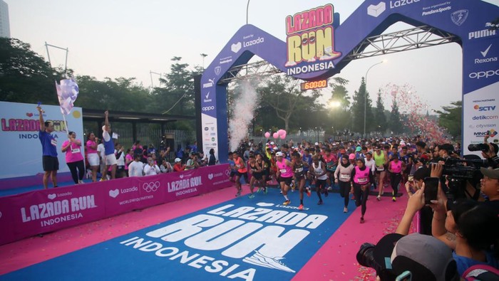 Sejumlah pelari saling berlomba saat mengikuti lomba lari Lazada Run Indonesia 2023 di ICE Serpong, Tangerang, Banten, Minggu (11/6/2023). Lomba lari yang diikuti 7000 peserta dengan tiga katagori lomba 5K, 10K, dan 21K tersebut memperebutkan total hadiah ratusan juta rupiah dan tiket untuk enam pelari tercepat warga negara Indonesia (WNI) untuk mengikuti Lazada Run Asia Tenggara 2023 di Singapura. ANTARA FOTO/Muhammad Iqbal/YU