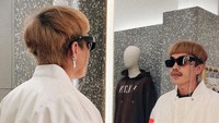 Masih dengan look oversize, Rikkisi hadir dalam acara dari brand kenamaan Valentino. Foto: Rikkisi