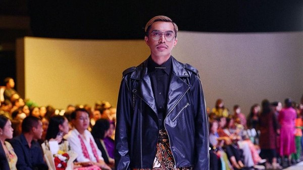 Gaya Fashion Stylist Rikkisi di Berbagai Acara