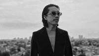 Mengenakan setelan jas berbahan suede, pas body dan dalaman bling-bling, Rikkisi tampil lebih berani dalam satu acara. Foto: Rikkisi