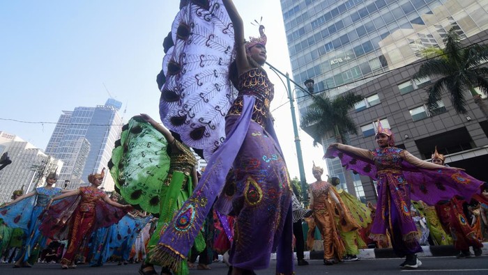 Sambut HUT DKI Jakarta, Beragam Parade Budaya Meriahkan Kawasan Bundaran HI Sejumlah peserta membawakan Tari Merak Sunda dalam parade budaya saat hari bebas kendaraan bermotor (HBKB) di kawasan Bundaran HI, Jakarta, Minggu (11/6/2023). Parade Budaya Betawi dan Tari Merak Sunda yang diselenggarakan Dinas Kebudayaan DKI Jakarta tersebut dalam rangka menyambut HUT ke-496 DKI Jakarta. ANTARA FOTO/Indrianto Eko Suwarso/YU