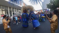 Selain itu juga ada Sejumlah seniman Ondel-ondel beraksi dalam parade budaya.