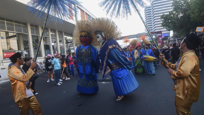 Sambut HUT DKI Jakarta, Beragam Parade Budaya Meriahkan Kawasan Bundaran HI Sejumlah peserta membawakan Tari Merak Sunda dalam parade budaya saat hari bebas kendaraan bermotor (HBKB) di kawasan Bundaran HI, Jakarta, Minggu (11/6/2023). Parade Budaya Betawi dan Tari Merak Sunda yang diselenggarakan Dinas Kebudayaan DKI Jakarta tersebut dalam rangka menyambut HUT ke-496 DKI Jakarta. ANTARA FOTO/Indrianto Eko Suwarso/YU