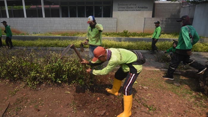 Sempat Tutup 10 Tahun, Trotoar di Depan Kedubes AS Akhirnya Kembali Dibuka Pejalan kaki melintasi trotoar di depan Kantor Kedutaan Besar Amerika Serikat (AS) di Jalan Medan Merdeka Selatan, Jakarta, Minggu (11/6/2023). Trotoar di depan Kedubes AS tersebut kembali dibuka setelah selama 10 tahun aksesnya ditutup bagi pejalan kaki. ANTARA FOTO/Indrianto Eko Suwarso/YU