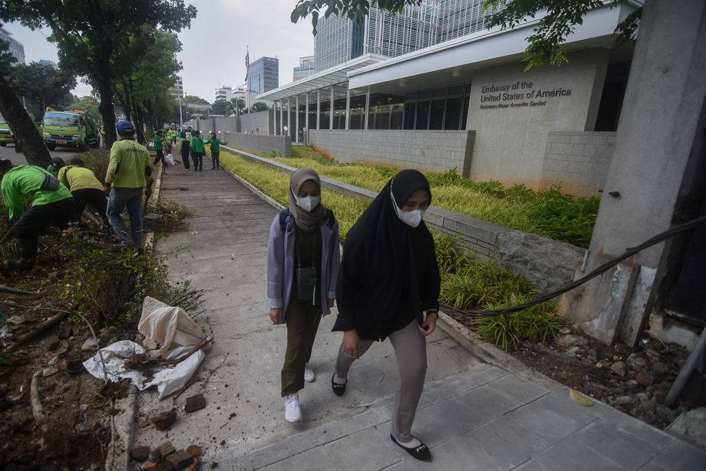 Pejalan kaki melintasi trotoar di depan Kantor Kedutaan Besar Amerika Serikat (AS) di Jalan Medan Merdeka Selatan, Jakarta, Minggu (11/6/2023). Trotoar di depan Kedubes AS tersebut kembali dibuka setelah selama 10 tahun aksesnya ditutup bagi pejalan kaki. ANTARA FOTO/Indrianto Eko Suwarso/YU