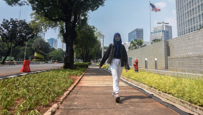 Sempat Tutup 10 Tahun, Trotoar di Depan Kedubes AS Akhirnya Kembali Dibuka Pejalan kaki melintasi trotoar di depan Kantor Kedutaan Besar Amerika Serikat (AS) di Jalan Medan Merdeka Selatan, Jakarta, Minggu (11/6/2023). Trotoar di depan Kedubes AS tersebut kembali dibuka setelah selama 10 tahun aksesnya ditutup bagi pejalan kaki. ANTARA FOTO/Indrianto Eko Suwarso/YU