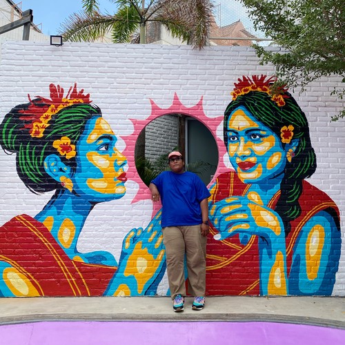 Seniman mural dan visual Dwymabim berpose dengan mural yang ia buat di Tamora Gallery di Jalan Pantai Berawa No. 99, Tibubeneng, Kuta, Badung, Bali. (Istimewa).