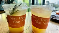 Ini varian air legen yang sudah ditambahkan nanas dan jeruk. Cita rasa asam khas air legen berpadu sempurna dengan buah-buahan.