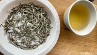 Ini white tea dari daerah Gambung, Jawa Barat yang diseduh secara cold brew. Aromanya floral dengan after taste manis seperti madu.