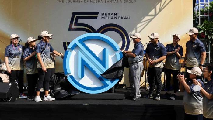 Serunya Fun Walk Bareng Keluarga di CFD Jakarta Nugra Santana Group memperingati hari jadinya yang ke- 50 tahun, dengan kegiatan jalan santai atau fun walk 5.0, Minggu (11/6/2023). Kegiatan fun walk ini melibatkan seluruh keluarga Nugra Santana Group, perusahaan yang didirikan tokoh nasional Pontjo Sutowo.