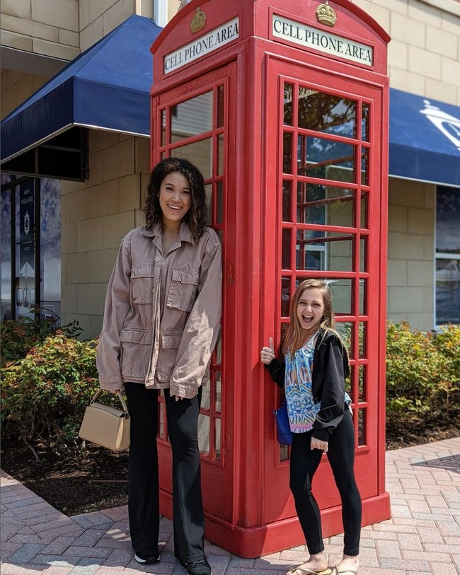 Kemoterapi yang dijalani Rae membuat kelenjar pituitarinya rusak sehingga pertumbuhan tubuhnya pun terhenti. Meskipun tidak ada bukti konklusif bahwa kemoterapi bisa menyebabkan kerusakan parah pada kelenjar pituitari, namun diketahui pengobatan kanker terkadang bisa menyebabkan masalah endokrin pada pasiennya. Foto: Instagram/@thereal_shaunarae99