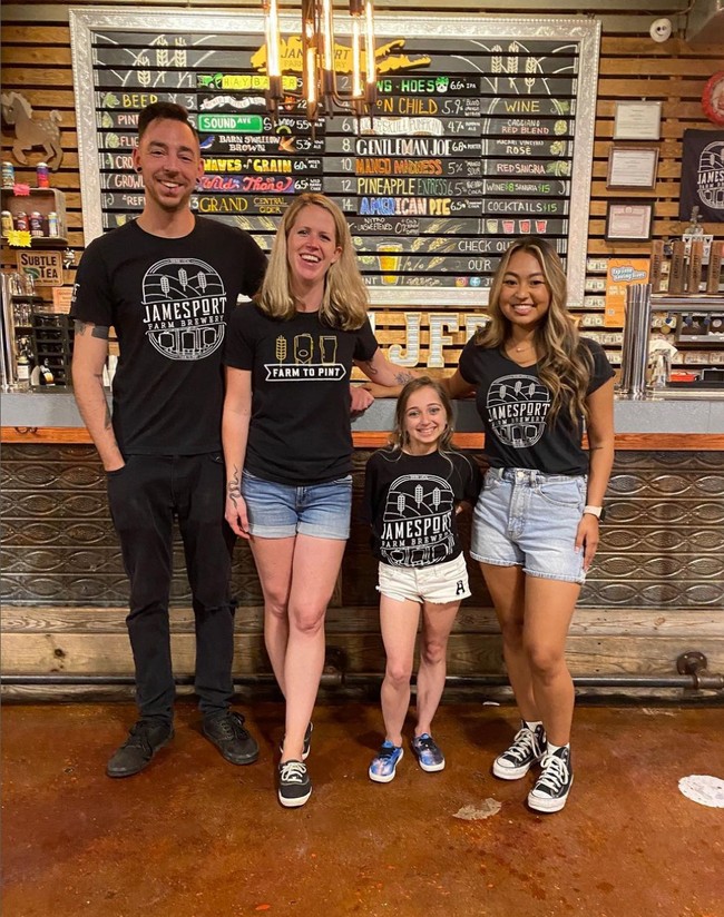 Di usia 23 tahun, tinggi badan Shauna hanya 116 cm. Perawakannya juga kurus kecil sehingga banyak yang mengira dirinya seorang anak SD. Foto: Instagram/@thereal_shaunarae99