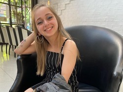 Foto Wanita 23 Tahun Terjebak di Tubuh Bocah 8 Tahun, Tingginya 116 Cm