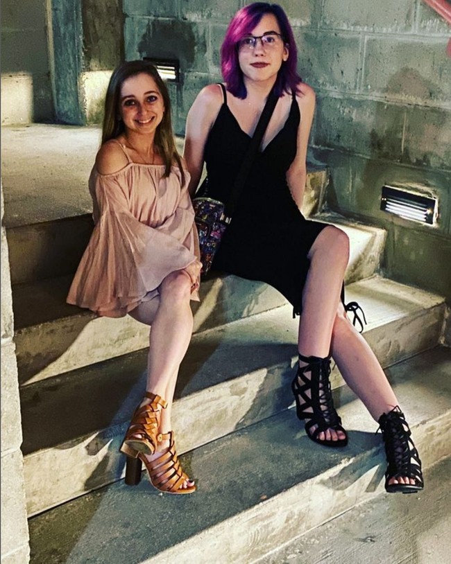 Karena bentuk tubuhnya, keluarga Shauna jadi sangat protektif dengan hubungan cintanya. Ia jadi sulit berkencan karena orangtuanya akan membordir dengan banyak pertanyaan ketika dia membawa seorang pria ke rumah. Foto: Instagram/@thereal_shaunarae99