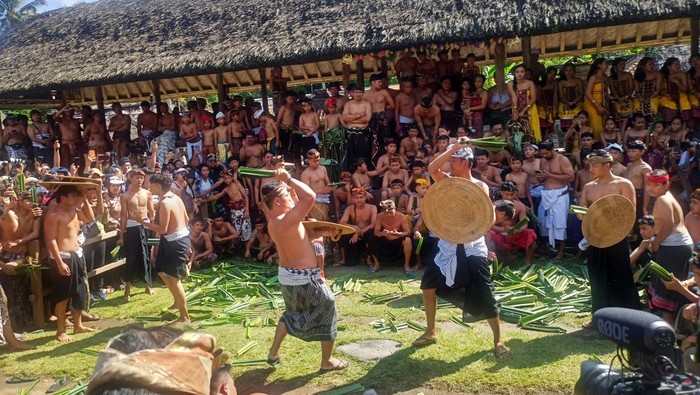Tradisi perang pandan yang dilaksanakan di Desa Tenganan Pegringsingan sebagai wujud penghormatan terhadap Dewa Indra, Minggu (11/6/2023). (I Wayan Selamat Juniasa)