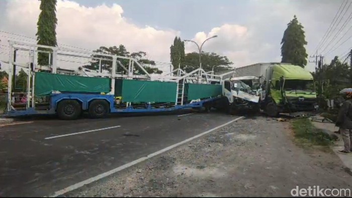 Trailer adu banteng dengan truk boks di Lamongan menyebabkan kemacetan.