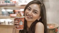 Di Singapura, Valerie Tifanka juga sempat pergi ke Starbucks. Ia membeli minuman yang dilengkapi whipped cream. Foto: Instagram @valtifanka
