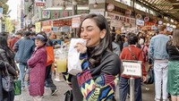 Masih banyak momen kuliner aktris kelahiran 1997 itu di luar negeri. Ketika berada di Korea Selatan, Valerie tidak lupa mencicipi jajanan di Dongdaemun Market. Foto: Instagram @valtifanka