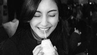 Tak hanya sekali, kali ini Valerie juga bagikan momen saat menyeruput minuman susu rasa pisang itu. Sepertinya enak ya? Foto: Instagram @valtifanka