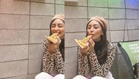 Pemain sinetron itu juga sempat makan pizza di sebuah restoran di Korea Selatan nih. Sepertinya Valerie sangat senang menikmati pizza itu. Foto: Instagram @valtifanka