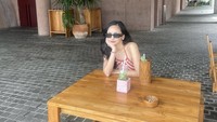 Tak hanya ke luar negeri, Valerie Tifanka juga hobi keliling Indonesia. Aktris itu terlihat berada di kafe sembari menikmati minuman. Foto: Instagram @valtifanka