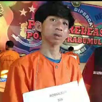 Wajahnya memelas saat dihadirkan polisi di Mapolres Prabumulih