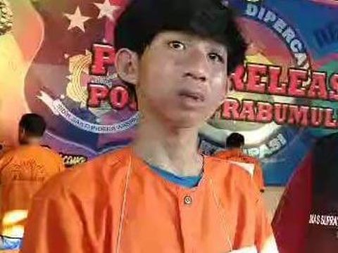 Wajahnya memelas saat dihadirkan polisi di Mapolres Prabumulih