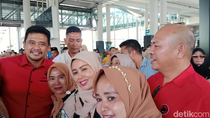 Walkot Medan Bobby- Bupati Taput ikut sambut kedatangan Ganjar di Medan. (Foto: Ahmad Arfah/detikSumut).