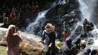 Sejumlah pengunjung berada di kawasan objek wisata air terjun alue minyek sapi Desa Sarah Raya, Kecamatan Pasie Raya, Aceh Jaya, Aceh, Minggu (11/6/2023). Wisata ini berada sekitar 30 kilometer dari jalan lintas nasional.