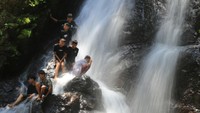 Selain menawarkan keindahan panorama air terjun, wisata ini juga dikelilingi pemandangan alam yang asri yang ramai dikunjungi wisatawan lokal untuk menghabiskan waktu libur akhir pekan bersama keluarganya. 