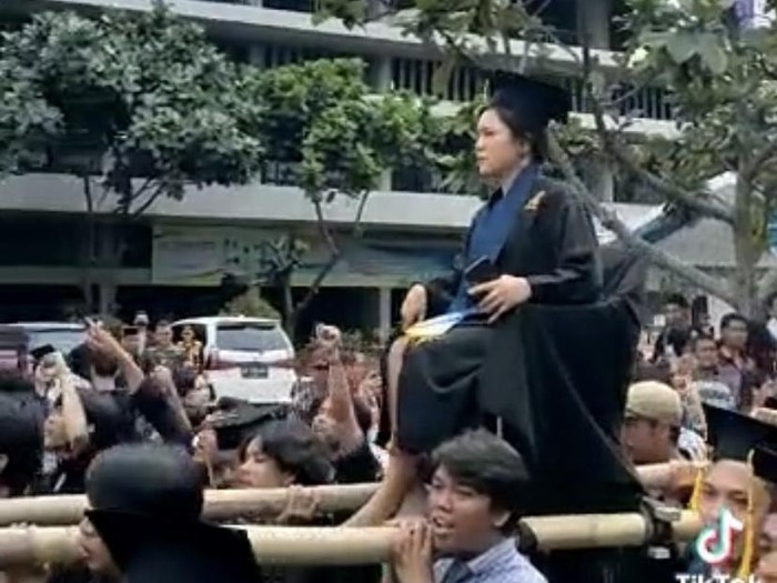 Wisudawati UHN Medan diarak bak raja keliling kampus oleh teman-temannya. (Foto: Istimewa)