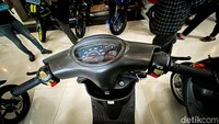 Bahkan speedometernya mirip dengan Yamaha Mio. Masih analog dengan informasi yang sederhana. Oiya jarak tempuh motor ini di bawah 10 kilometer lho. Ada dua unit yang dipajang di Sentral Yamaha Medan. Foto: Ridwan Arifin