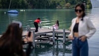Desa ini memiliki populasi 400 penduduk saja. Tapi karena Netflix, desa ini menjadi ramai. Setidaknya, desa ini dikunjungi sampai 400.000 turis pada tahun lalu, menurut laporan media lokal. Bayangkan, desa yang tadinya sunyi dan damai tiba-tiba bising. Warga desa pun mulai mengeluh tidak nyaman. Belum lagi adanya sampah dan kemacetan lalu lintas.