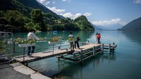 Untuk mengantisipasi adanya overtourism, Iseltwald memperkenalkan sistem reservasi tempat parkir. Hanya bus yang melakukan reservasi yang boleh melewati jalan di desa. Tak hanya itu, turis yang mau masuk ke dermaga kayu juga akan dikenakan biaya. Tiket masuknya sebesar 5 Swiss Franc atau sekitar Rp 82 ribuan.