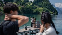 Serial ini sangat populer ketika pertama kali ditayangkan pada Desember 2019. Karena adanya pembatasan Covid-19, dampak kepopuleran drakor ini baru dirasakan sekarang. Kini semua orang dari berbagai belahan dunia datang hanya untuk berfoto di Danau Brienz.