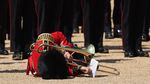 Tentara Kerajaan Inggris Tumbang Diterpa Terik Matahari