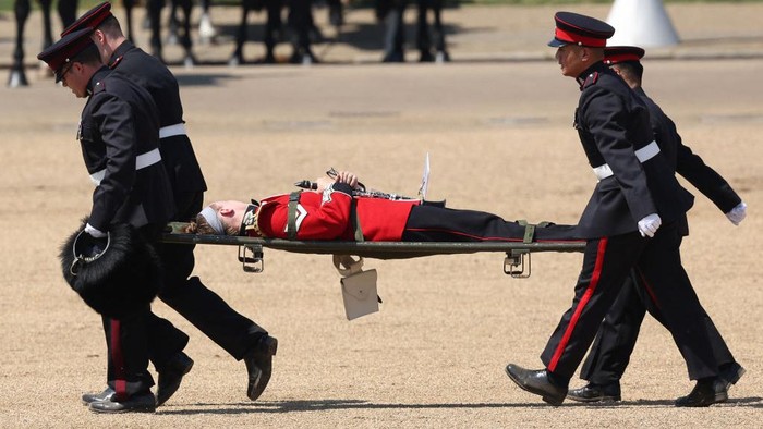 A member of the band is carried on a stretcher after fainting during the Colonel's Review at Horse Guards Parade in London on June 10, 2023 ahead of The King's Birthday Parade. The Colonel's Review is the final evaluation of the parade before it goes before Britain's King Charles III during the Trooping of the Colour on June 17. (Photo by Adrian DENNIS / AFP) (Photo by ADRIAN DENNIS/AFP via Getty Images)