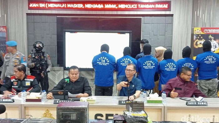 Polisi telah menetapkan enam tersangka kasus brankas narkoba di UNM Makassar. Selain itu, brankas narkoba itu disebut sudah ada sejak tahun 2019. Cek beritanya!