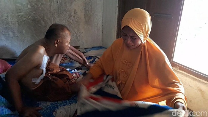 Aan, wanita Brebes yang dorong kursi roda 10 km demi antar suami ke RS menangis haru usai dapat bantuan, Senin (12/6/2023).
