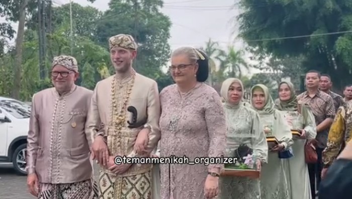 Acara pernikahan viral di media sosial, pria asal Belanda menikah dengan wanita Tasikmalaya menggunakan adat Sunda.