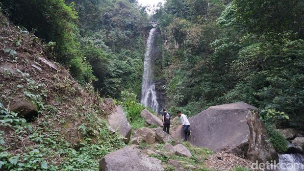 Air terjun Watu Gedek di Mojokerto