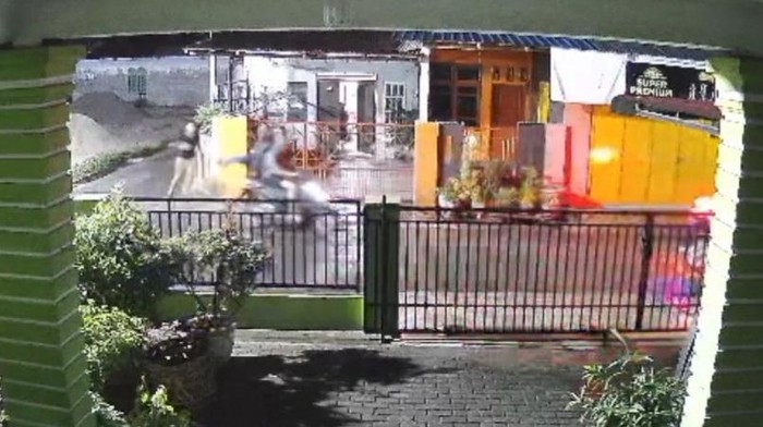 Aksi begal terjadi di Jalan Usman Siddik, Kecamatan Percut Sei Tuan, Deli Serdang terekam kamera CCTV. (Foto: Istimewa)