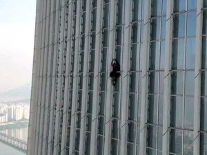 Pria Inggris Ditangkap Saat Panjat Gedung Bertingkat Korsel Tanpa Tali!