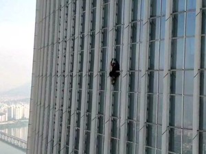 Pria Inggris Ditangkap Saat Panjat Gedung Bertingkat Korsel Tanpa Tali!