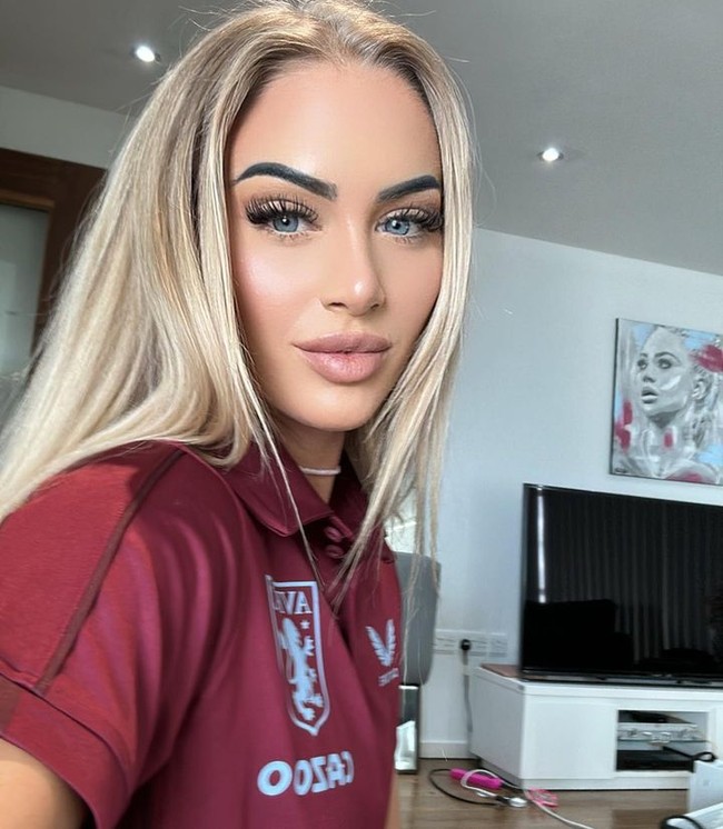 Alisha Lehman adalah pemain bola asal Swiss yang sering jadi sorotan karena pesonanya. Disebut pesepakbola terseksi, ia menjadi atlet wanita paling banyak dicari selama dua tahun terakhir.Foto: Instagram Alisha Lehmann