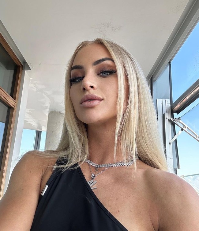 Tampaknya banyak orang yang penasaran dengan sepak terjangnya di dunia bola dan potret cantiknya. Dalam pencarian pun, netizen sering mengaitkannya dengan kata hot. Foto: Instagram Alisha Lehmann